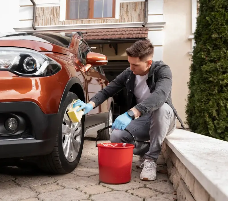 Lavage auto à domicile Saint-Magne-de-Castillon : professionnel intervenant sur un véhicule